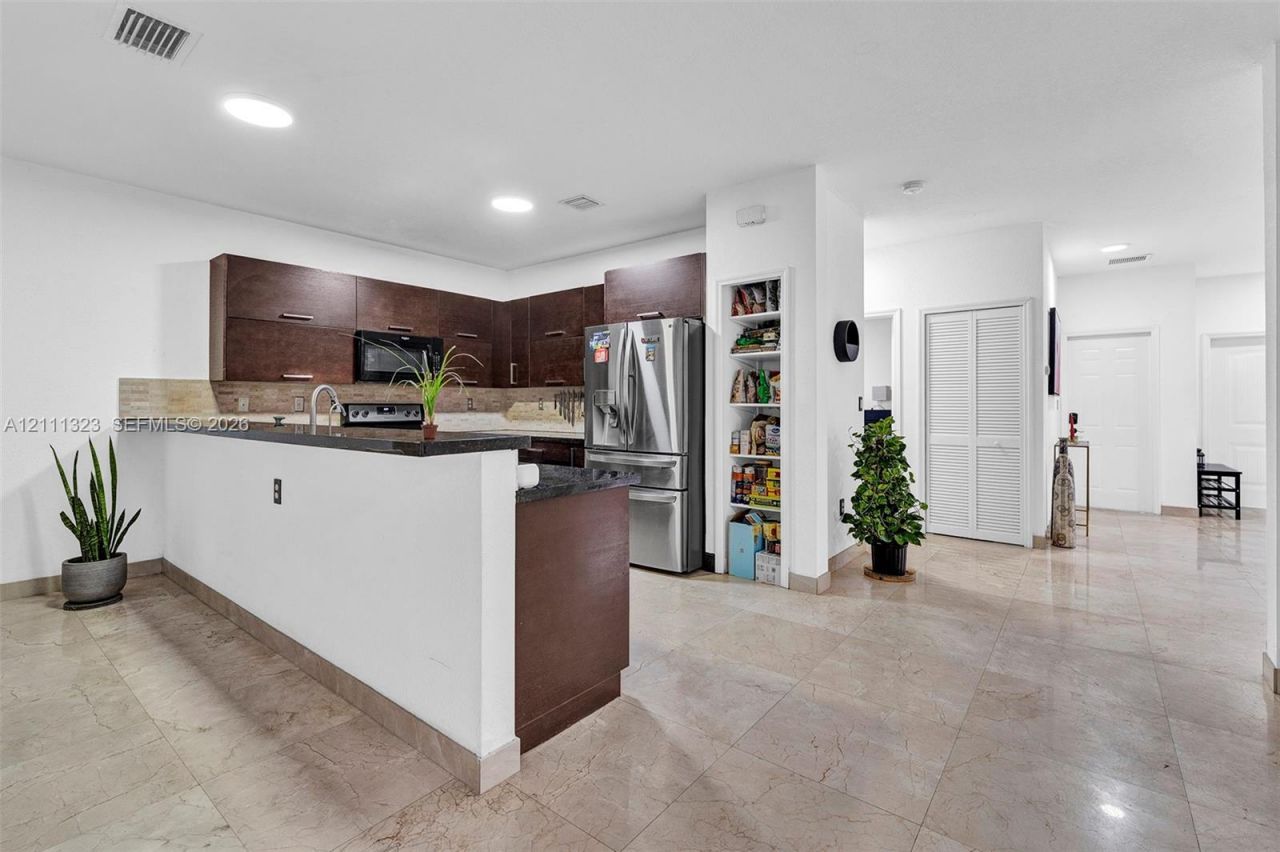 9770 NW 10th St , Miami, FL 33172 Photo