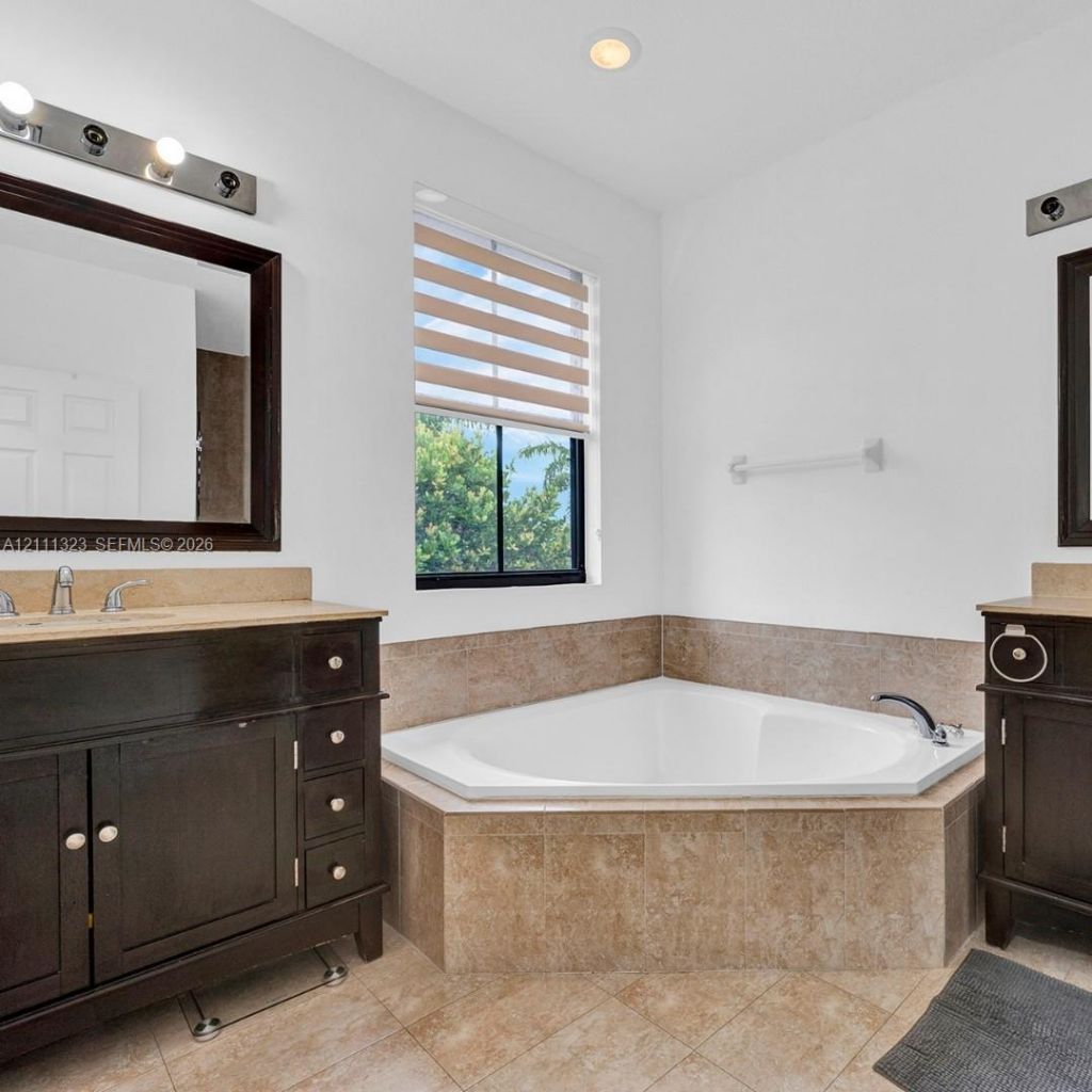 9770 NW 10th St , Miami, FL 33172 Photo