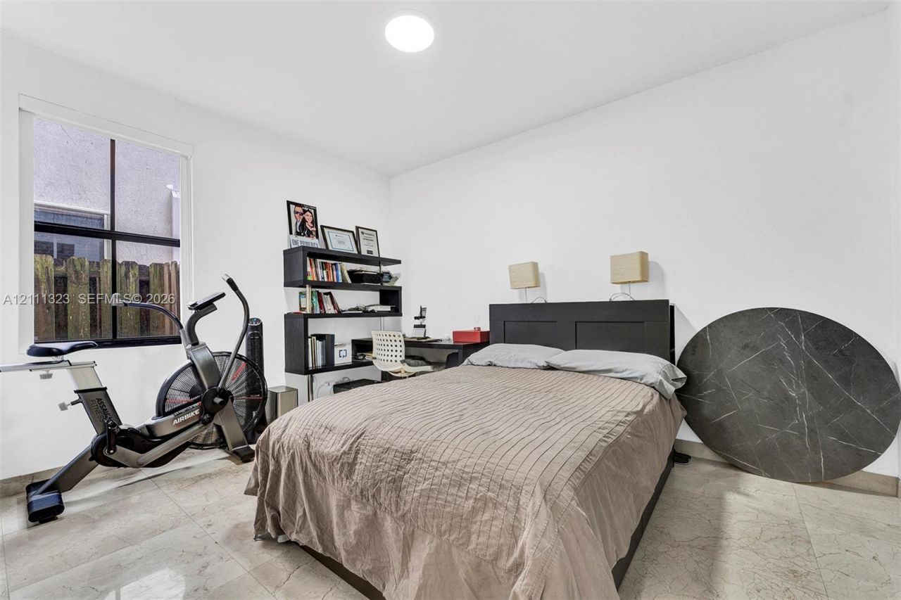9770 NW 10th St , Miami, FL 33172 Photo