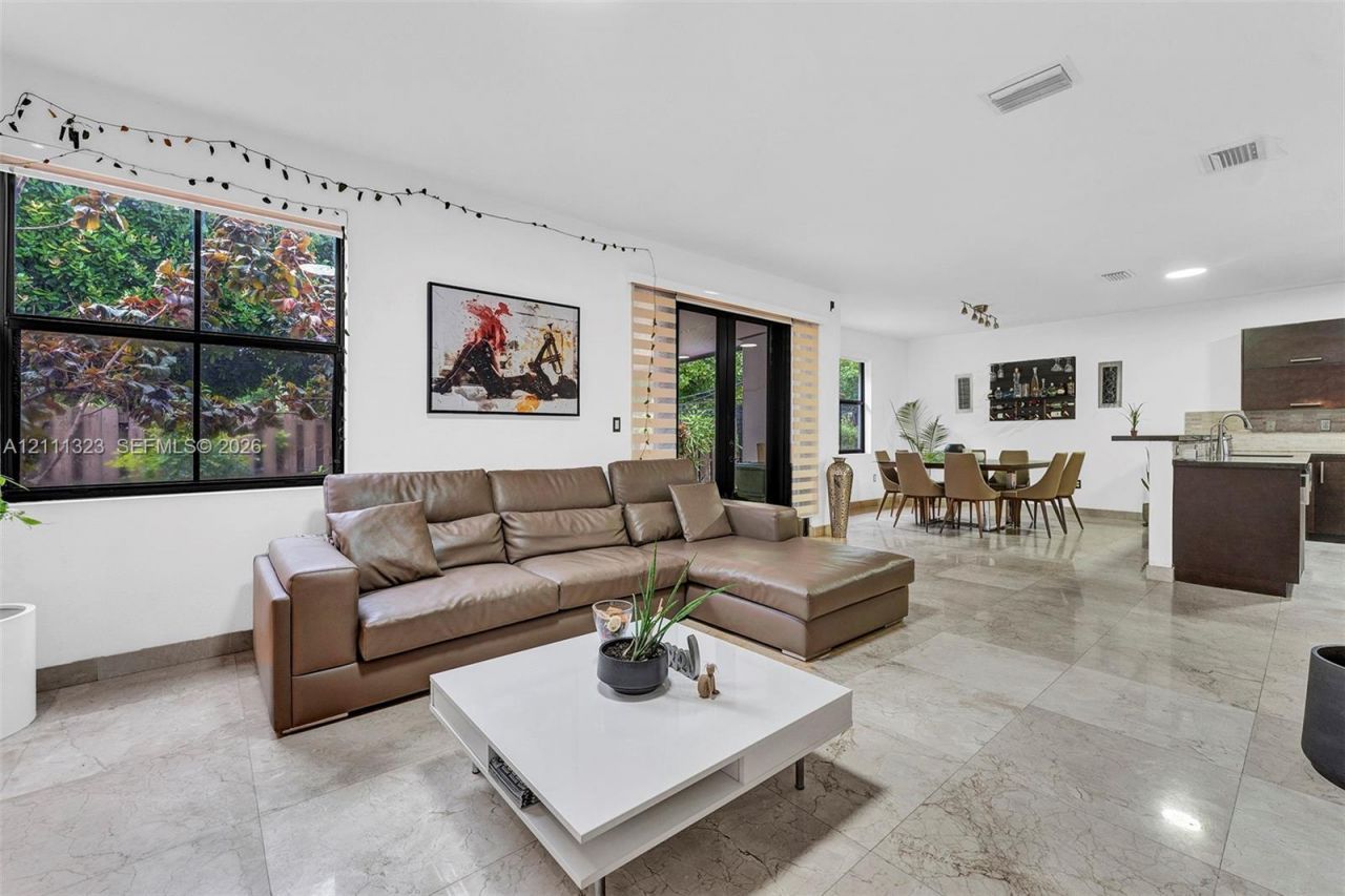 9770 NW 10th St , Miami, FL 33172 Photo