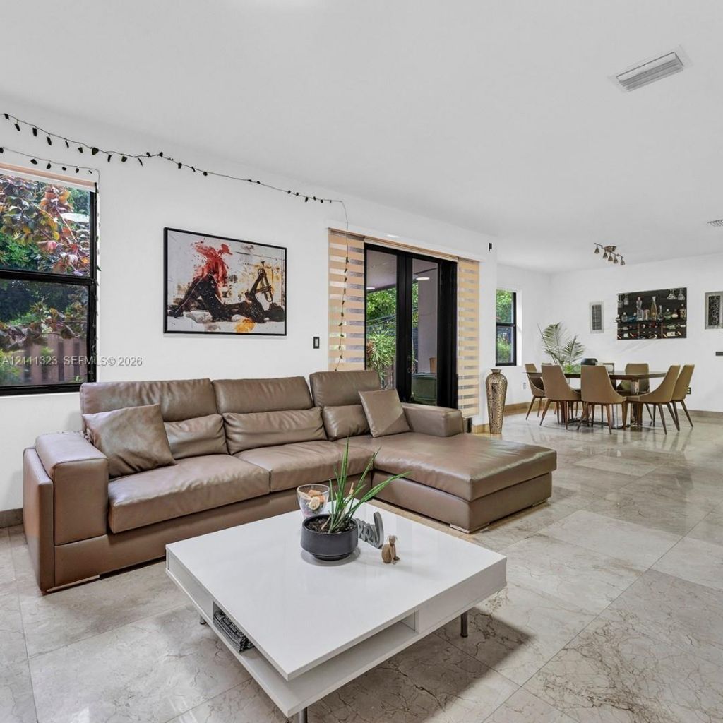9770 NW 10th St , Miami, FL 33172 Photo
