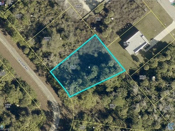 1878 La Roda AVE , LEHIGH ACRES, FL 33972