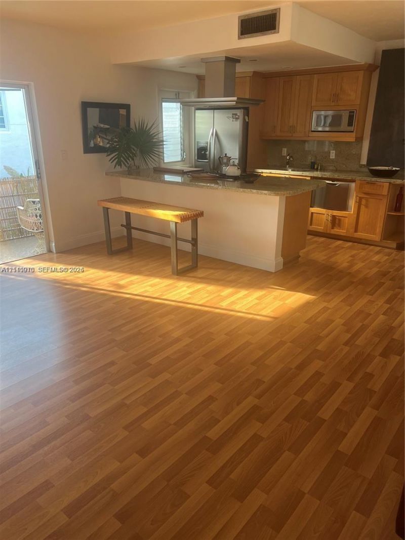 2858 Pine Tree Dr , Unit 8, Miami Beach, FL 33140 Photo