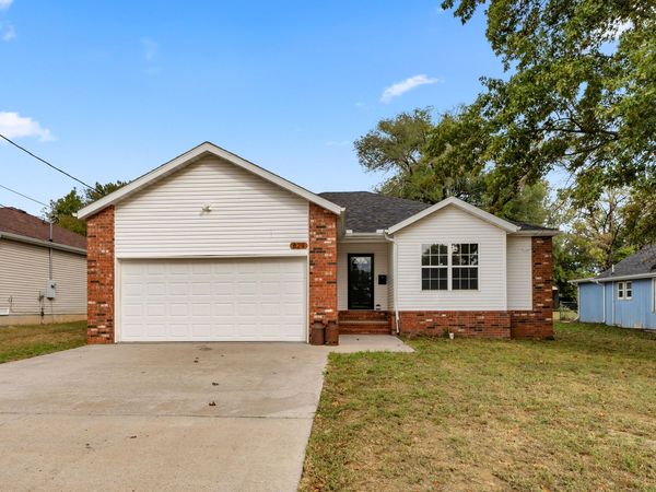 829 E Locust Street , Bolivar, MO 65613