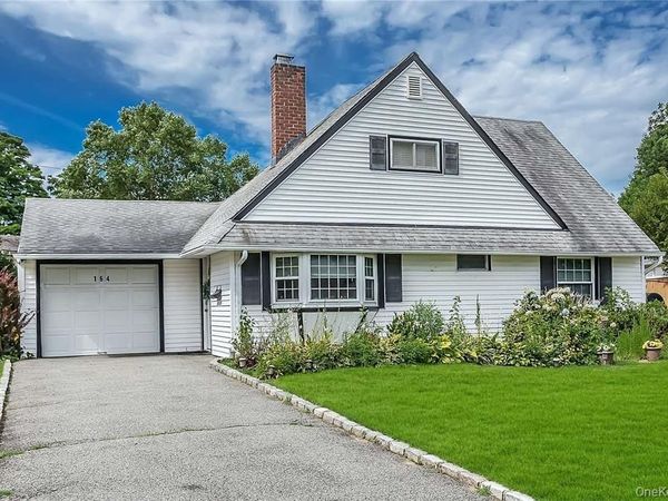 164 Blueberry Lane , Hicksville, NY 11801