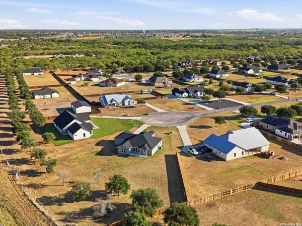 100 W MEDIUM MEADOW DR, Lytle, TX 78052