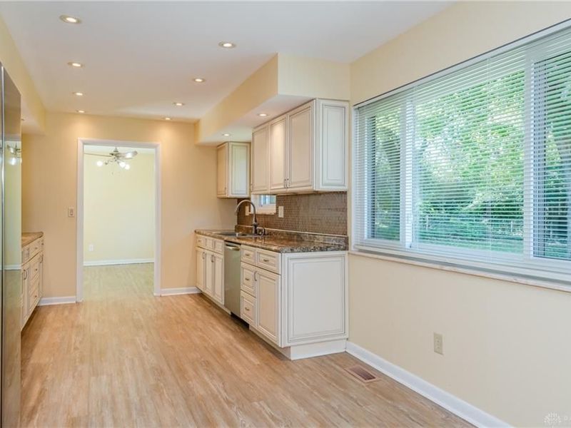 5837 Jennysim Place, Dayton, OH 45415 Photo 11