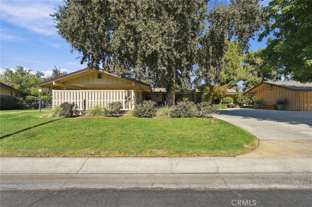 2846 W Border Links Drive, Visalia, CA 93291 Main Photo
