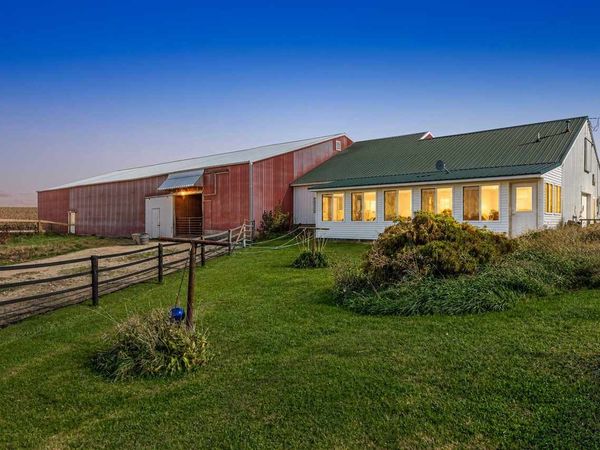 1921 210th, Manchester, IA 52057