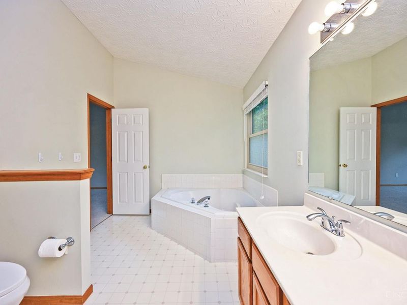 6054 Dunmore Drive, West Chester, OH 45069 Photo 30