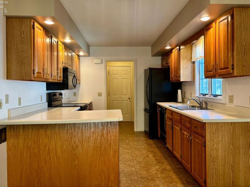 141 Briarwood Circle, Fremont, OH 43420 Photo 6