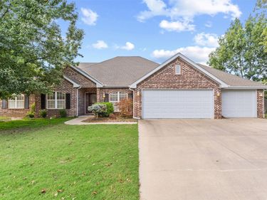 1923 Rolling Hills Drive , Bartlesville, OK 74006