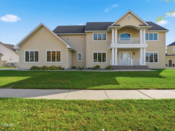 684 VINEYARD Drive, Grand Forks, ND 58201