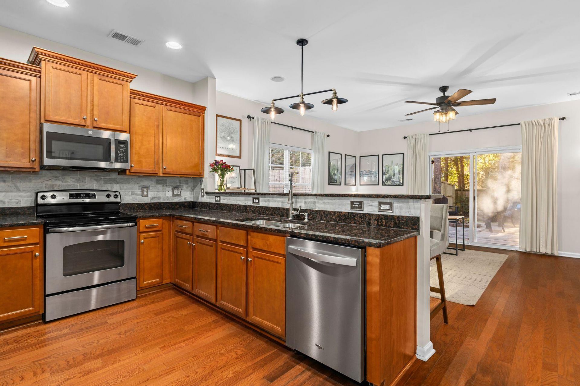 1733 Towne Street Photo 12
