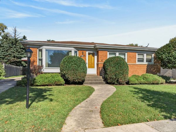 1916 Laura Lane , Des Plaines, IL 60018