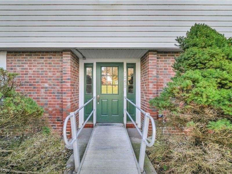 7050 Carriage Hill Drive, Unit 203, Brecksville, OH 44141 Photo 5