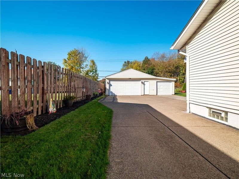 6402 Sandhurst Drive, Brook Park, OH 44142 Photo 3