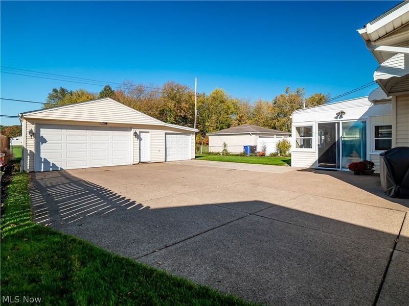 6402 Sandhurst Drive, Brook Park, OH 44142 Photo 4
