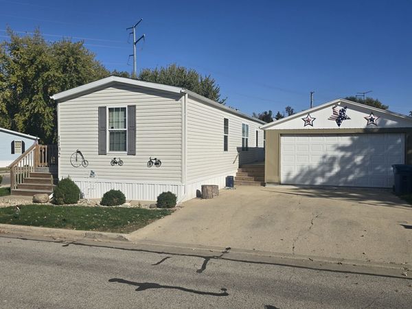 1102 11th Street , Bloomington, IL 61704