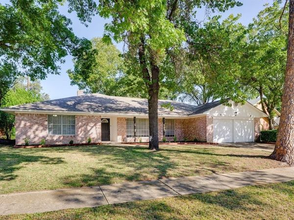 1727 Park Hill Drive , Arlington, TX 76012