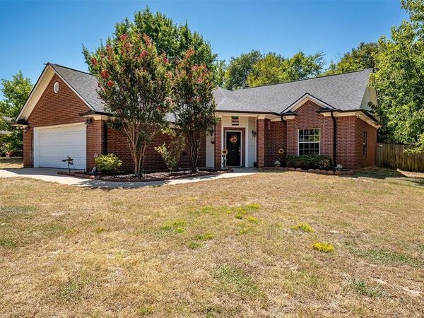 405 Husky Drive , Lindale, TX 75771