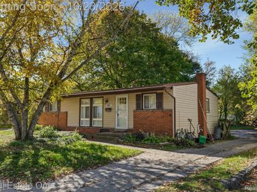 927 Bird Song Drive, Milford Village, Mi 48381