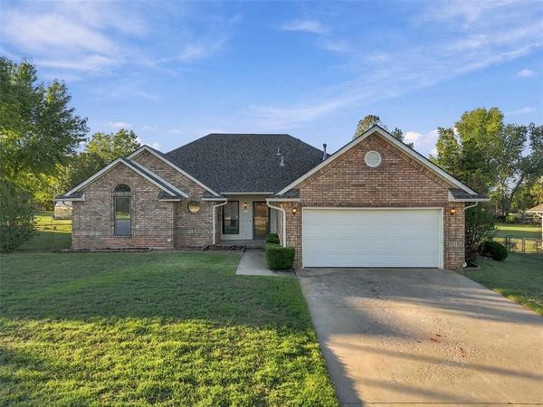1600 E Persimmon Lane, Mustang, OK 73064