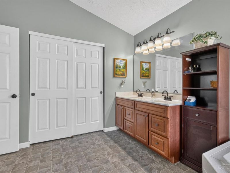 1046 Hayward Circle, Miami Township, OH 45150 Photo 21