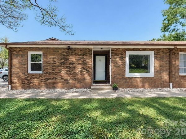 731 10th Avenue NE, Hickory, NC 28601