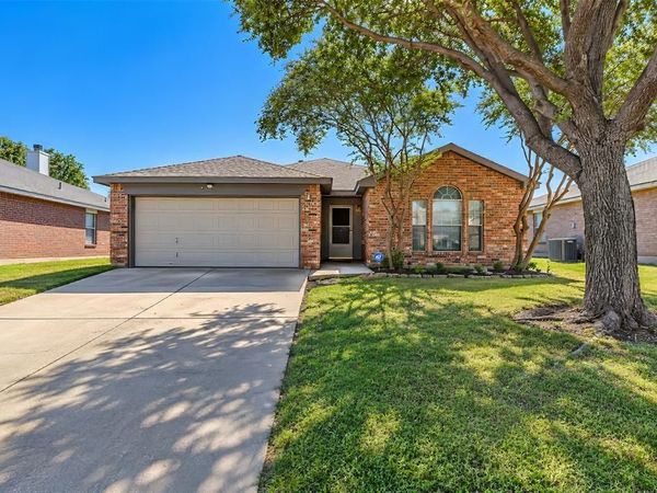 417 Candlestick Trail, Saginaw, TX 76179