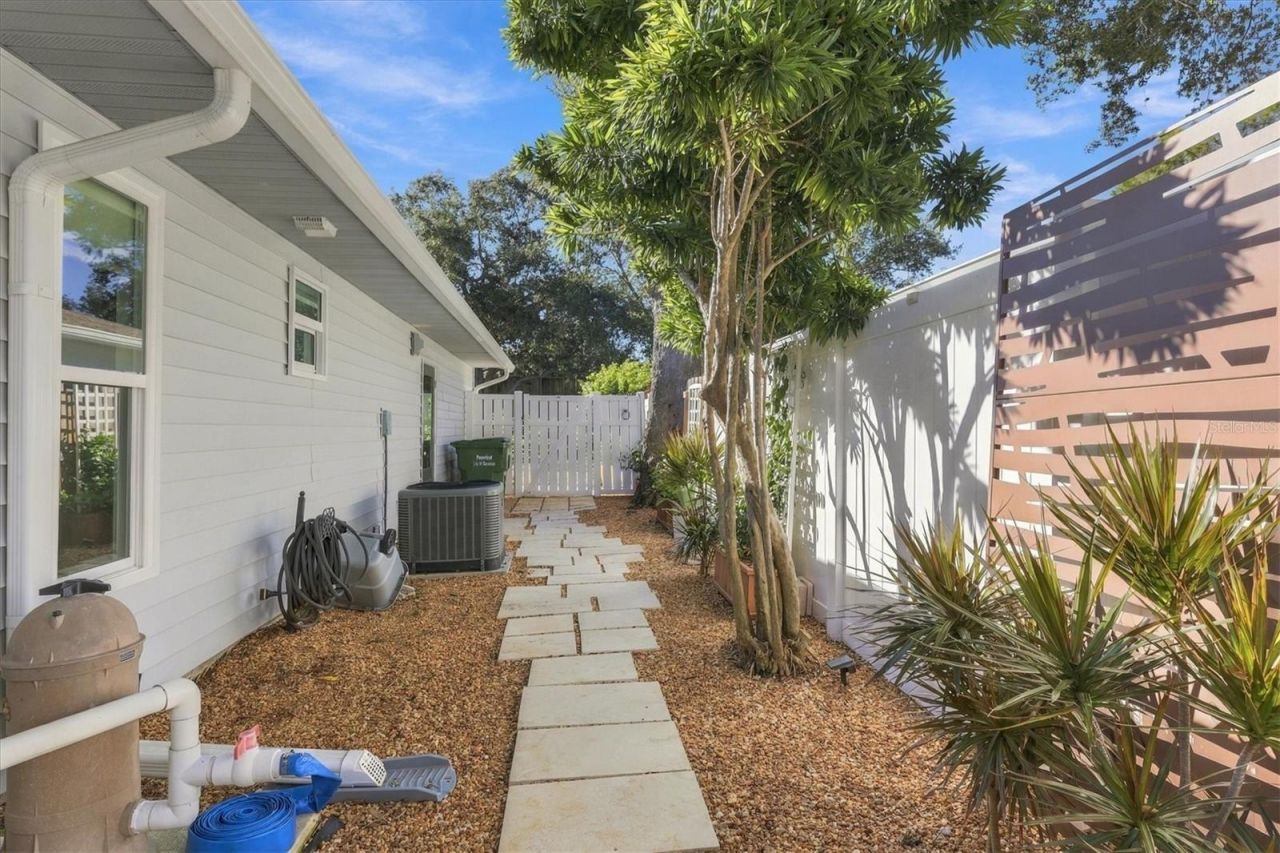 2557 Temple Street, Sarasota, FL 34239 Photo
