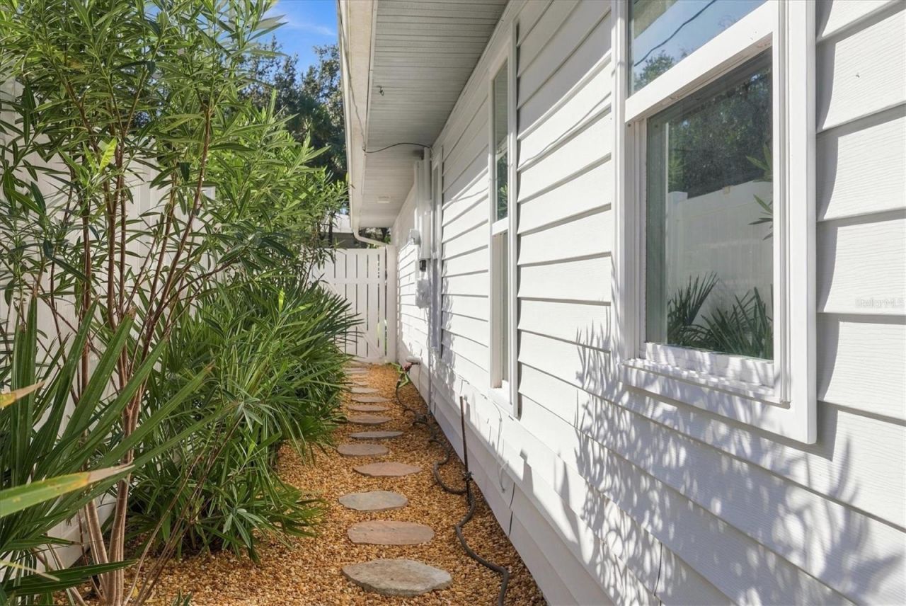 2557 Temple Street, Sarasota, FL 34239 Photo