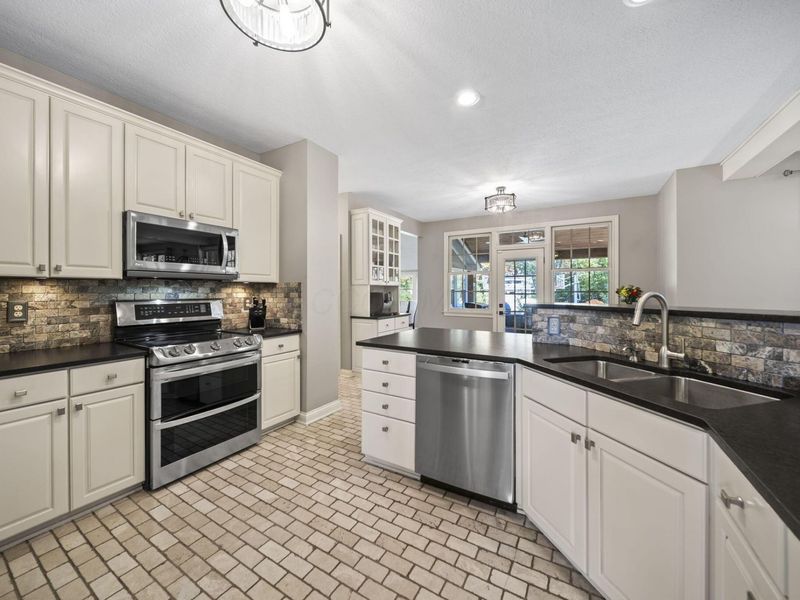 272 Crossing Creek N, Columbus, OH 43230 Photo 17
