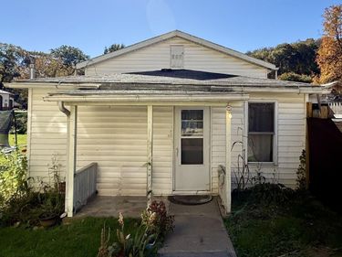1020 1/2 E Main Street, Mannington, WV 26582