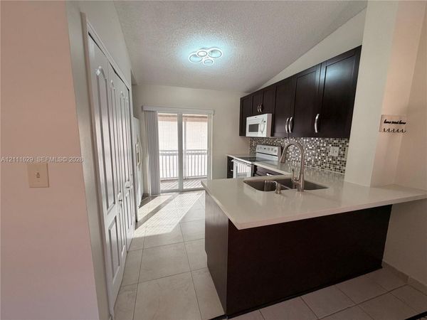 2425 W 76th St , Unit 204, Hialeah, FL 33016