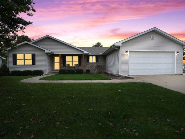 802 Platt Way , Hudson, IL 61748