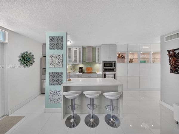 335 Collins , Unit 203, Miami Beach, FL 33139