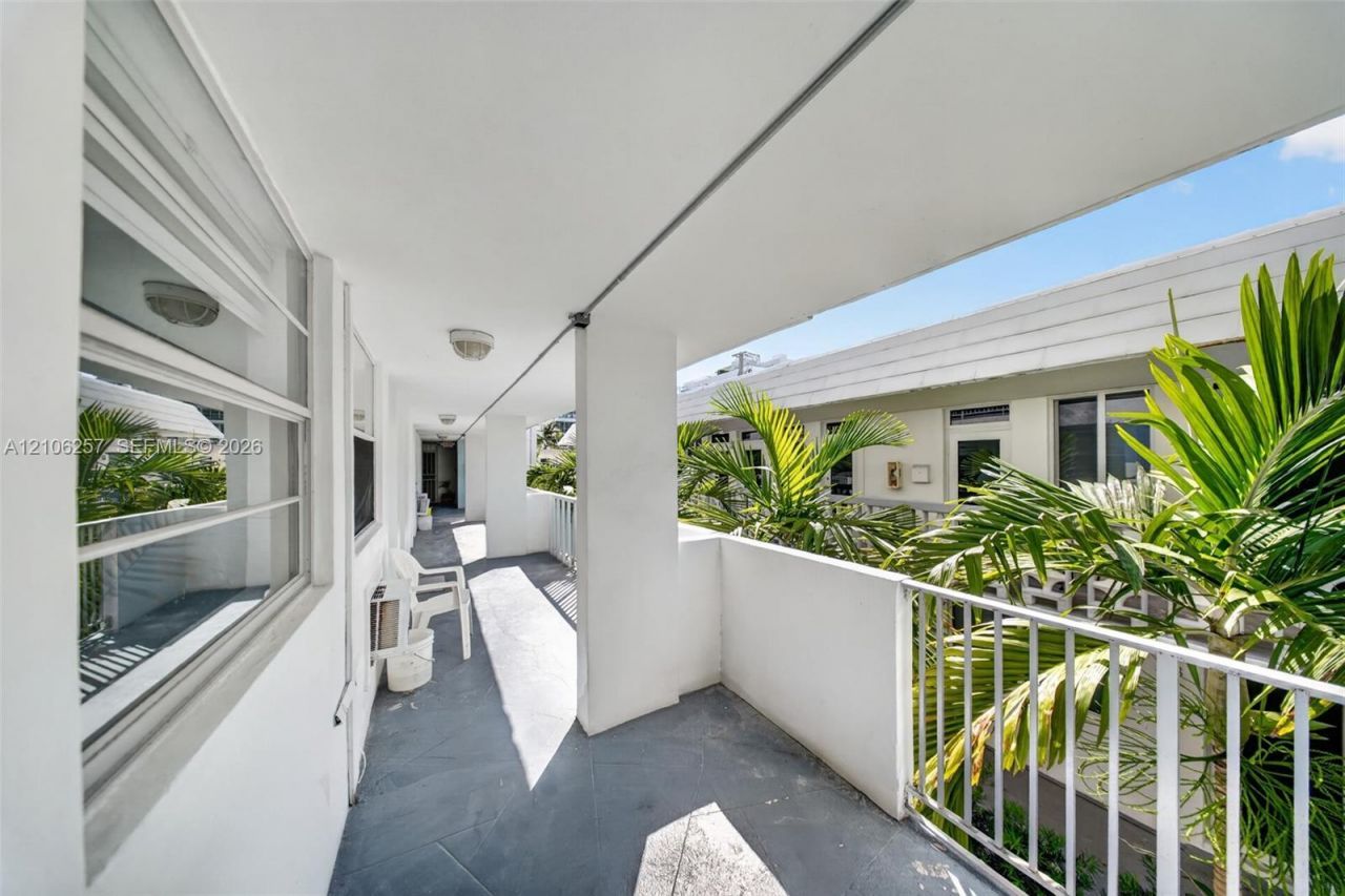 335 Collins, Unit 203, Miami Beach, FL 33139 Photo