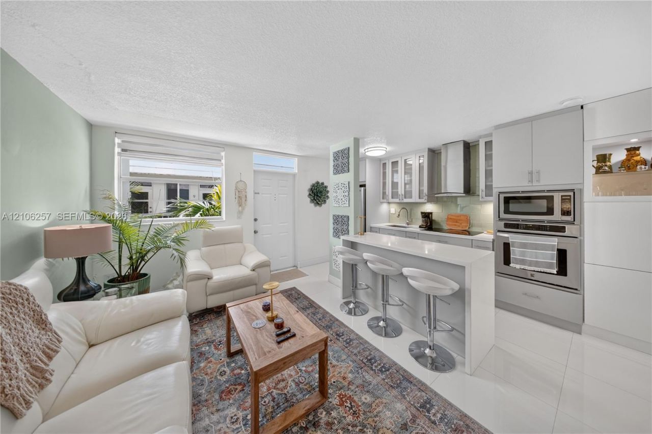 335 Collins, Unit 203, Miami Beach, FL 33139 Photo