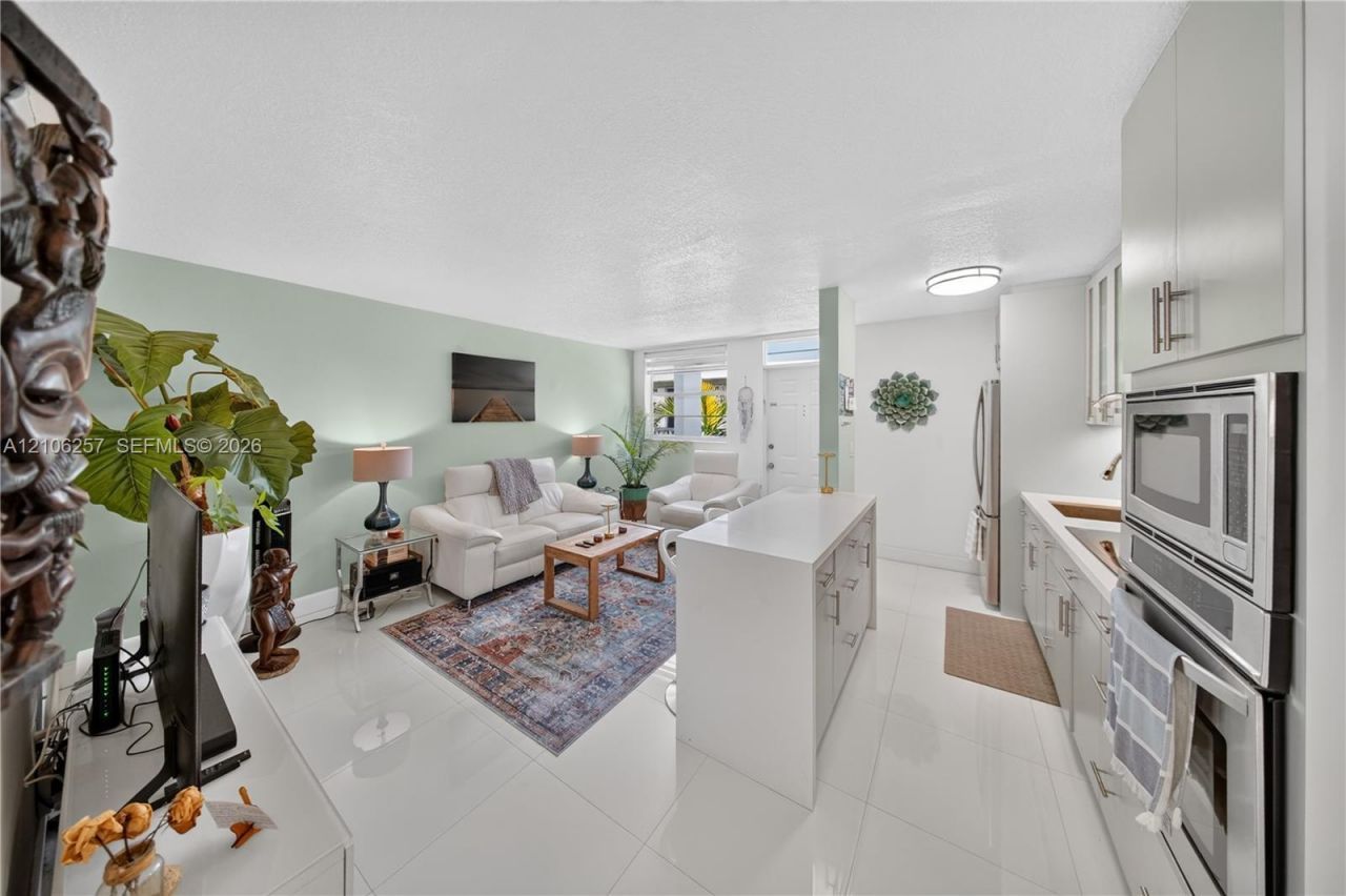 335 Collins, Unit 203, Miami Beach, FL 33139 Photo