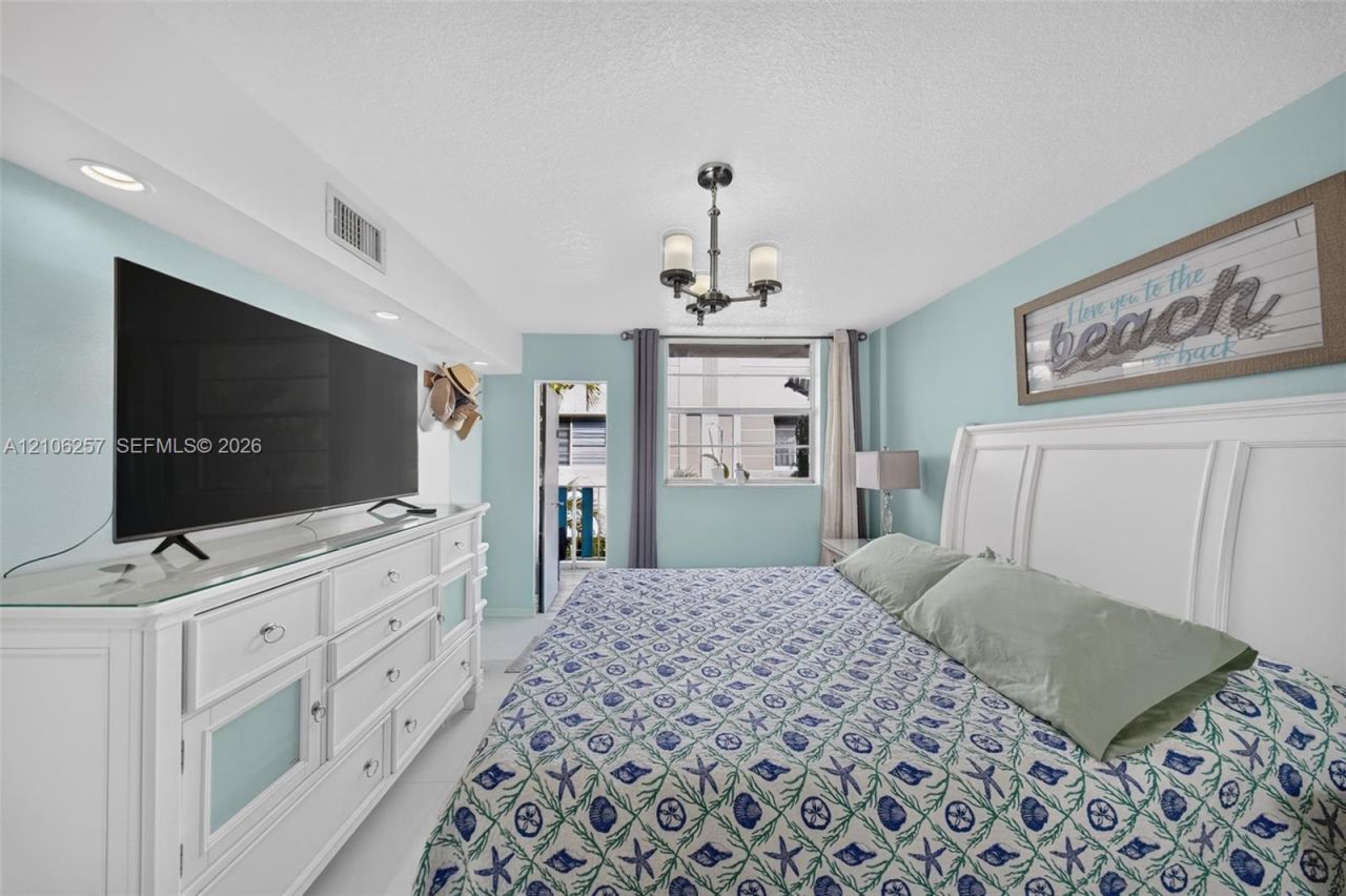 335 Collins, Unit 203, Miami Beach, FL 33139 Photo