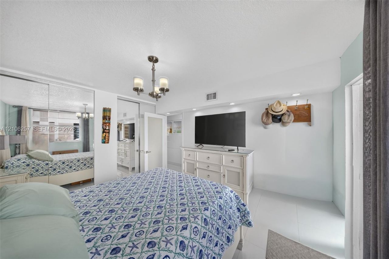 335 Collins, Unit 203, Miami Beach, FL 33139 Photo