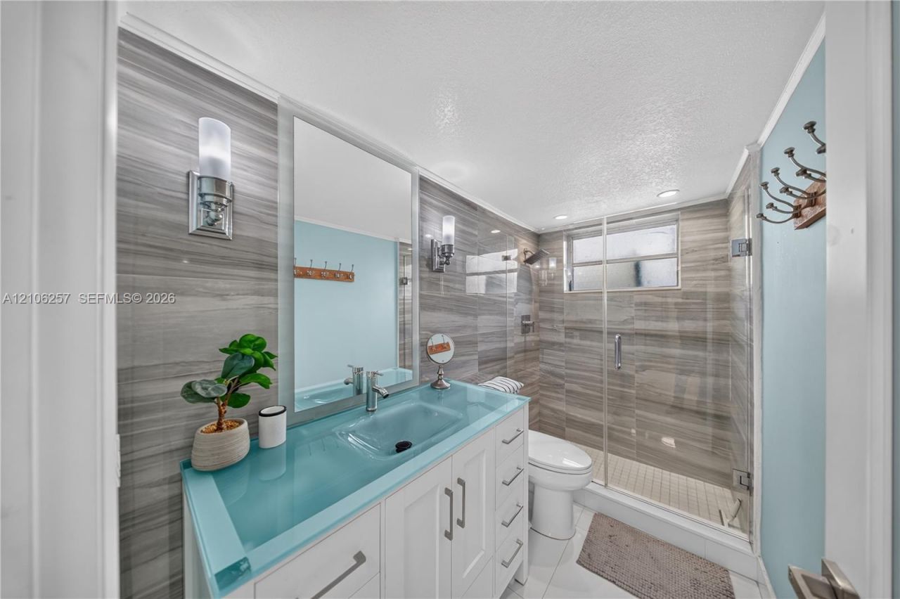 335 Collins, Unit 203, Miami Beach, FL 33139 Photo