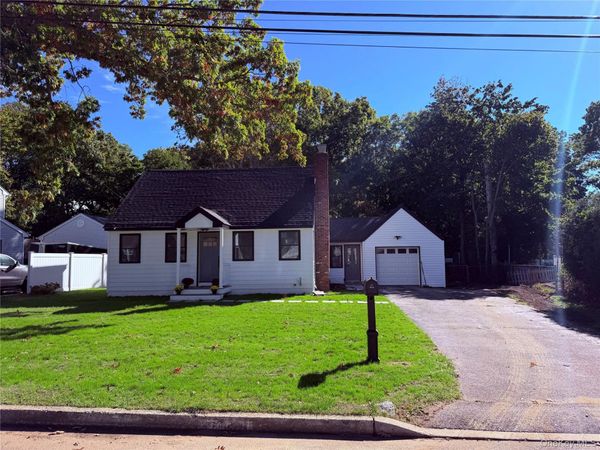 14 Nimitz Road , Smithtown, NY 11780