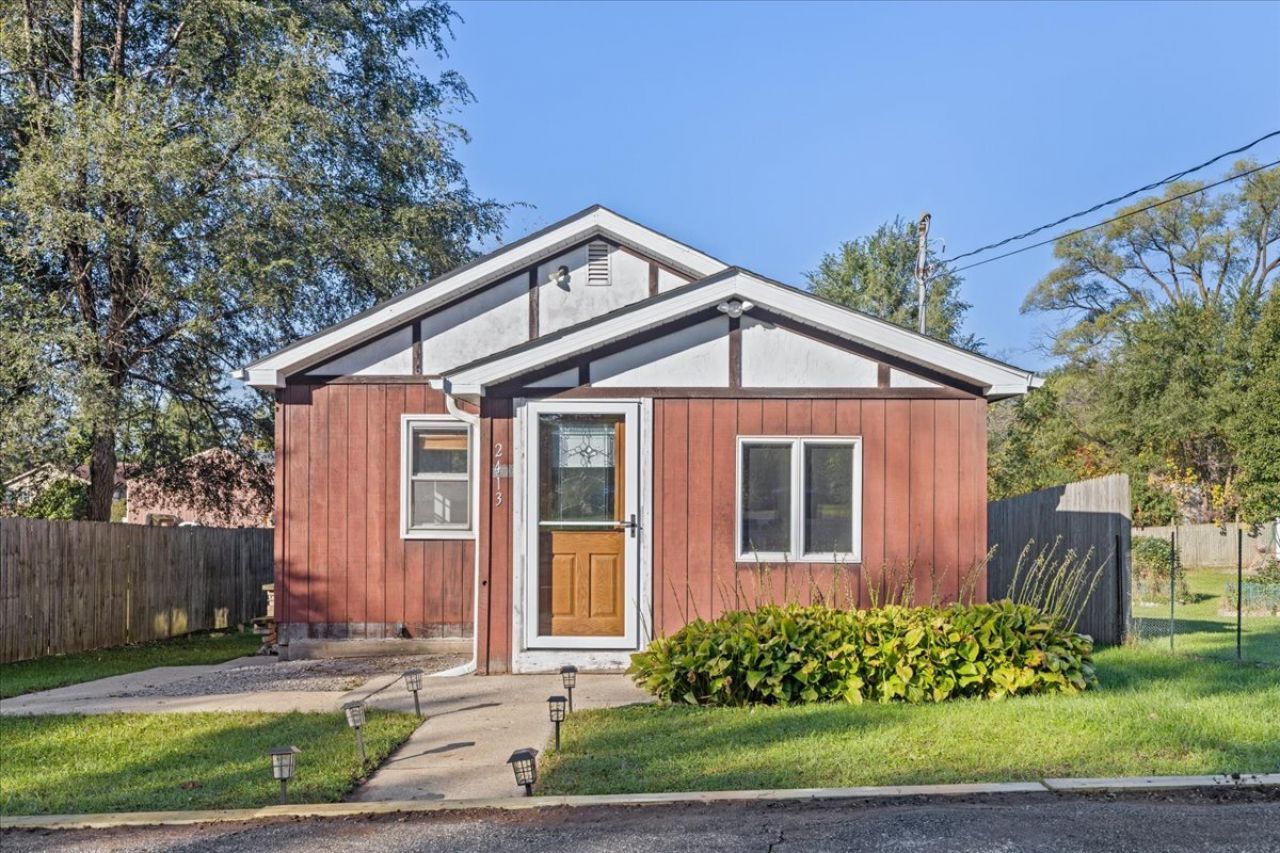 2413 Alton Road, McHenry, IL 60050 Main Photo
