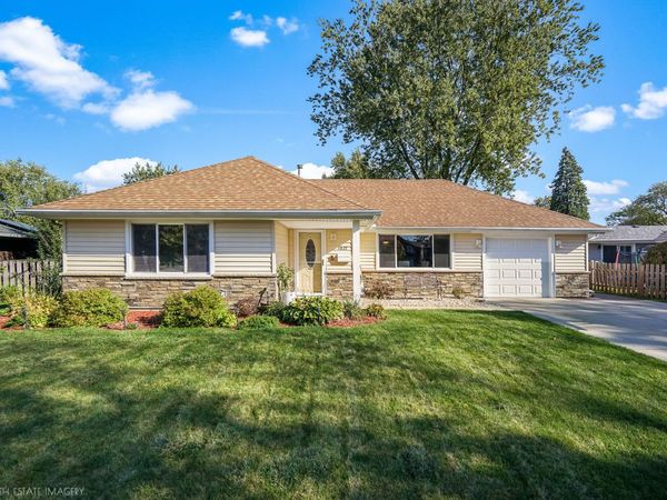 1027 Country Club Lane , Schaumburg, IL 60193