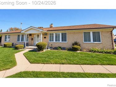 19253 E 13 Mile Road, Roseville, Mi 48066