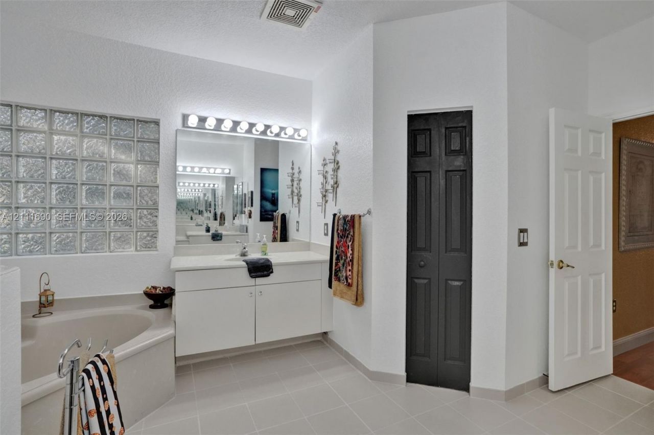 694 SW 159th Ln , Pembroke Pines, FL 33027 Photo