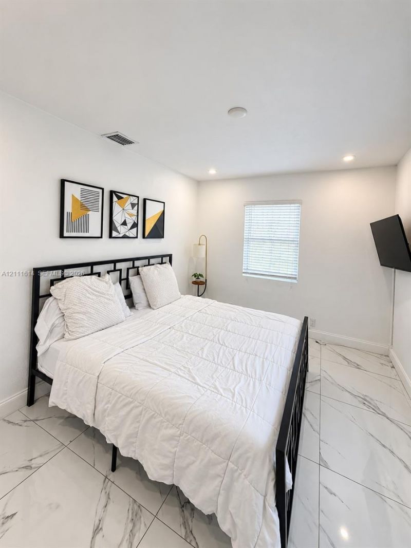 935 NE 164th St, North Miami Beach, FL 33162 Photo