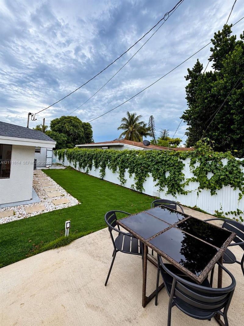 935 NE 164th St, North Miami Beach, FL 33162 Photo
